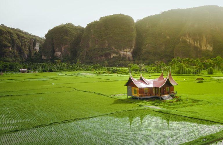 10 Ciri Khas Suku Minang yang Sarat Tradisi & Beragam