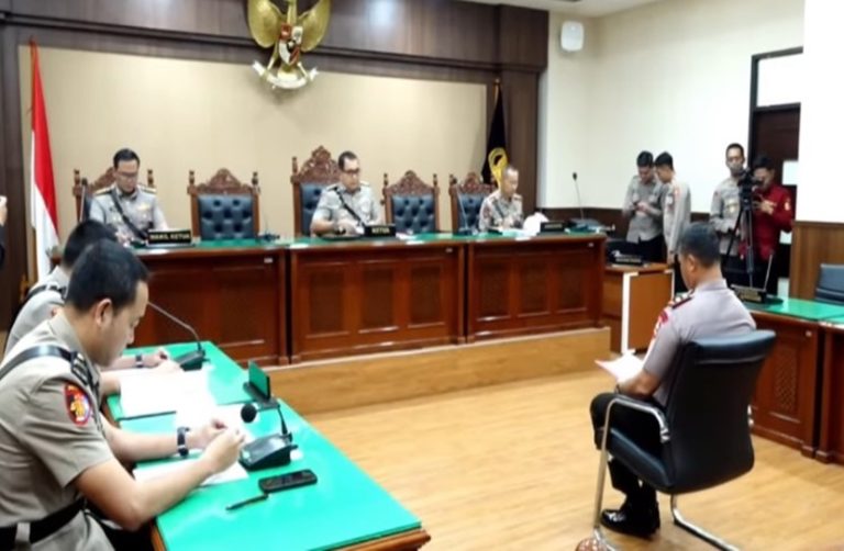 Kompol Cosmas Menangis Usai Dinyatakan PTDH dalam Sidang KKEP
